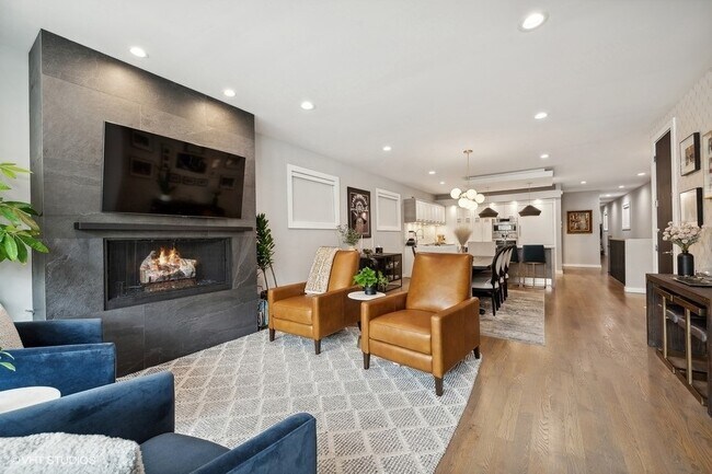 Building Photo - 927 N Damen Ave