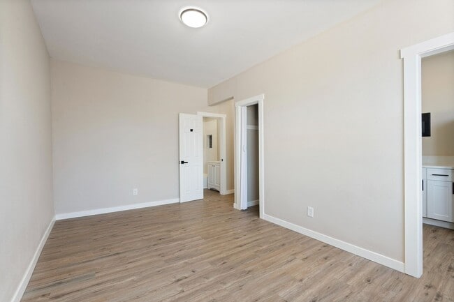 Building Photo - Renovated Studio - Near PDX Airport - Available now!