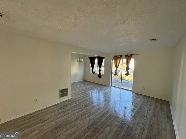 Building Photo - 2511 Pine Tree Trail