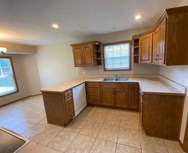 Building Photo - 984 Bates Dr