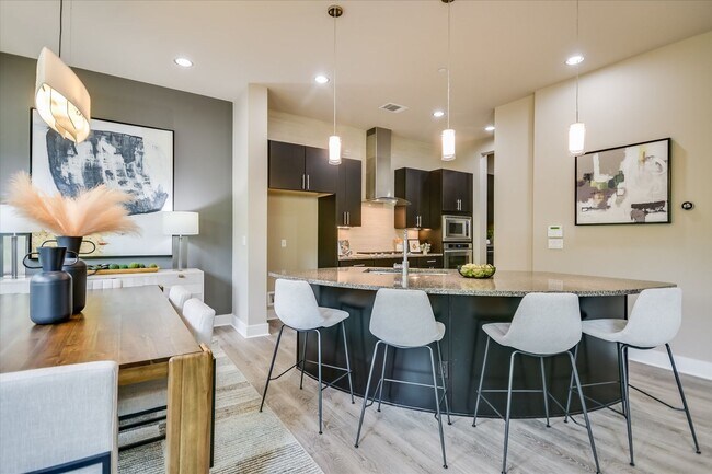 Foto del edificio - Lovely Hillside Condo on 2222