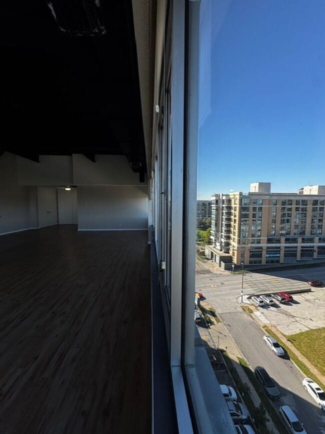 Building Photo - D Simmons (105 N 31st Ave #904)