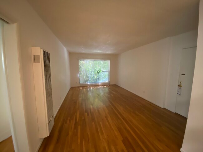 Foto del edificio - 8203 Norton Ave