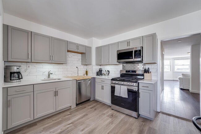 Building Photo - 37 ANDREW St