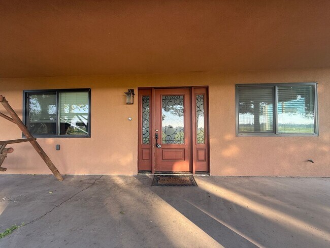 Foto del edificio - 4-bedroom, 2-bathroom home located in the vibrant city of Visalia, CA.