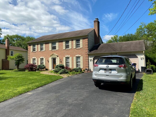 Building Photo - Spacious 4 Bedroom/3.5 Bathroom Single-Fam...