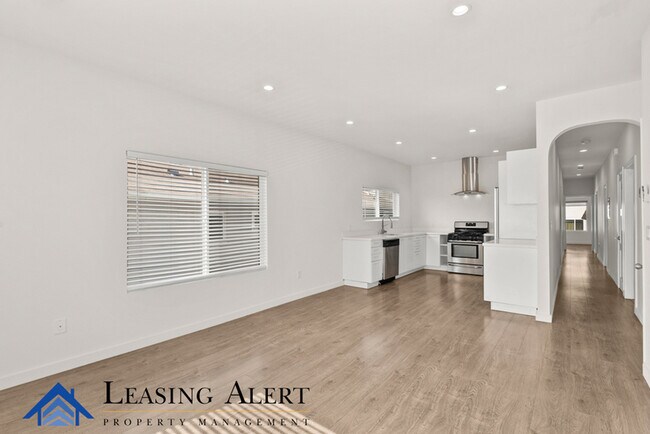 Building Photo - 1165 N Kingsley Dr