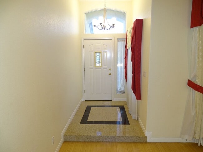 Foto del edificio - 5 BED Summerlin home w/ 1ST FLOOR BED AND 3/4 BATH