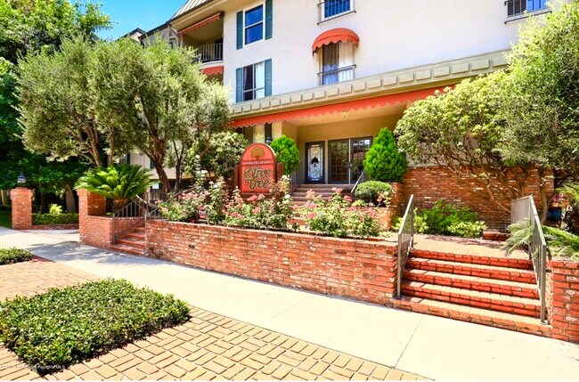 Frente al Edificio. - 330 S Mentor Ave