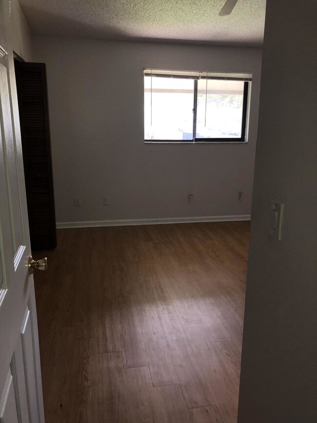 Foto del edificio - 3801 Crown Point Rd