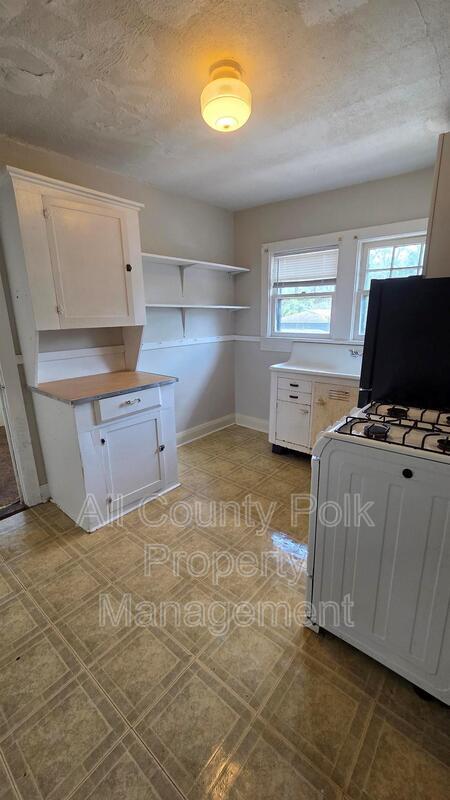 Building Photo - 918 E Lime St