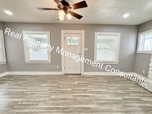 Building Photo - 3-Bedroom Home with Modern Updates Throughout