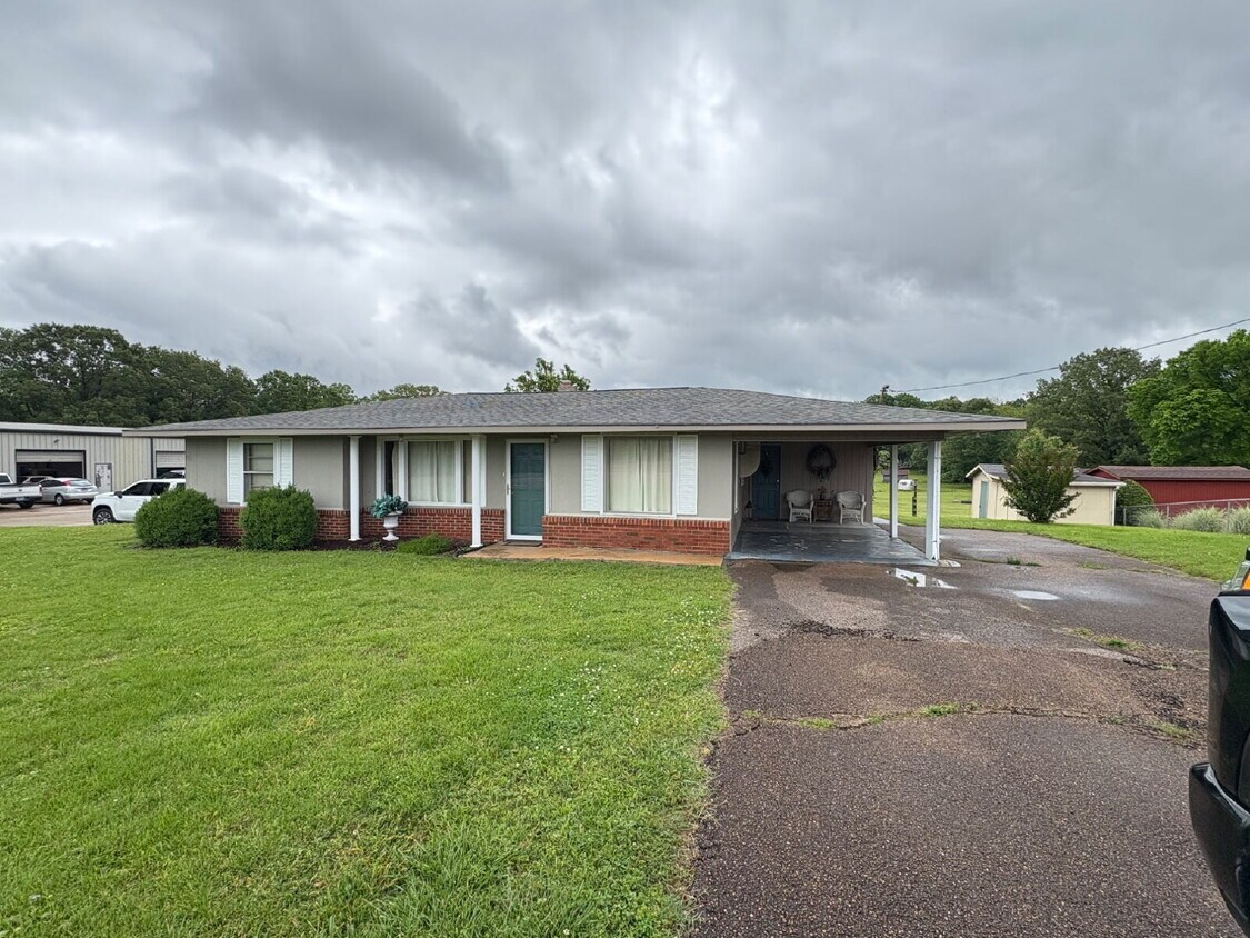 Foto principal - "Charming 3-Bedroom Retreat on Hwy 45 with...