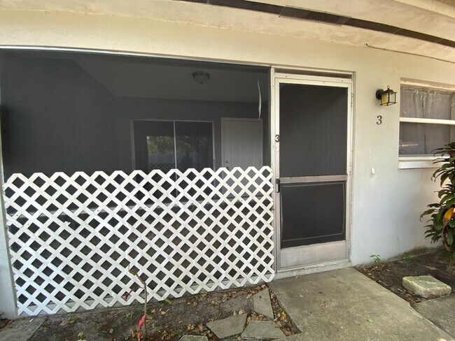 Building Photo - 1465 Laura St