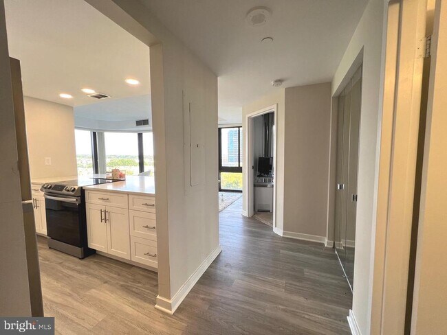 Building Photo - 1530 Key Blvd