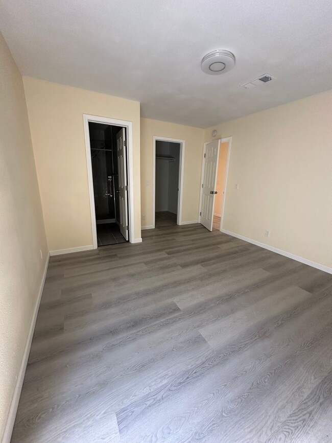 Building Photo - LOCATION, LOCATION 3bedrooms and 2 baths G...
