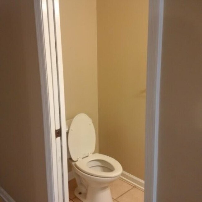 Building Photo - Cute townhome with 3 bd,2.5 bath, with gar...