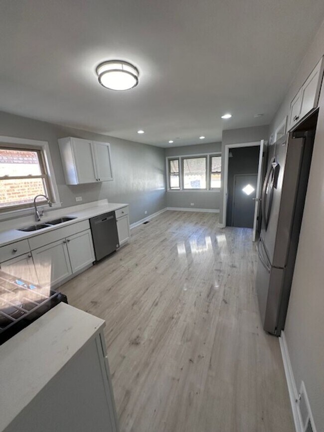 Building Photo - Large single family house in great condition