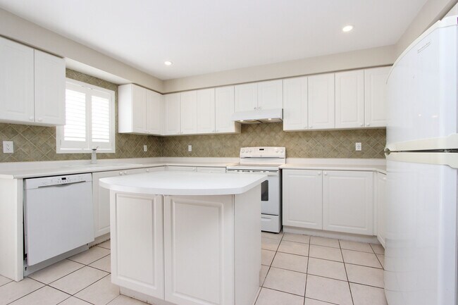 Building Photo - 15 Robert Attersley Dr W
