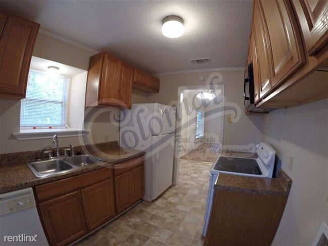 Building Photo - 215 E Robin Ln