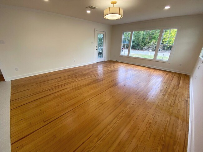 Building Photo - Exquisite Remodeled Home with Move-In Spec...