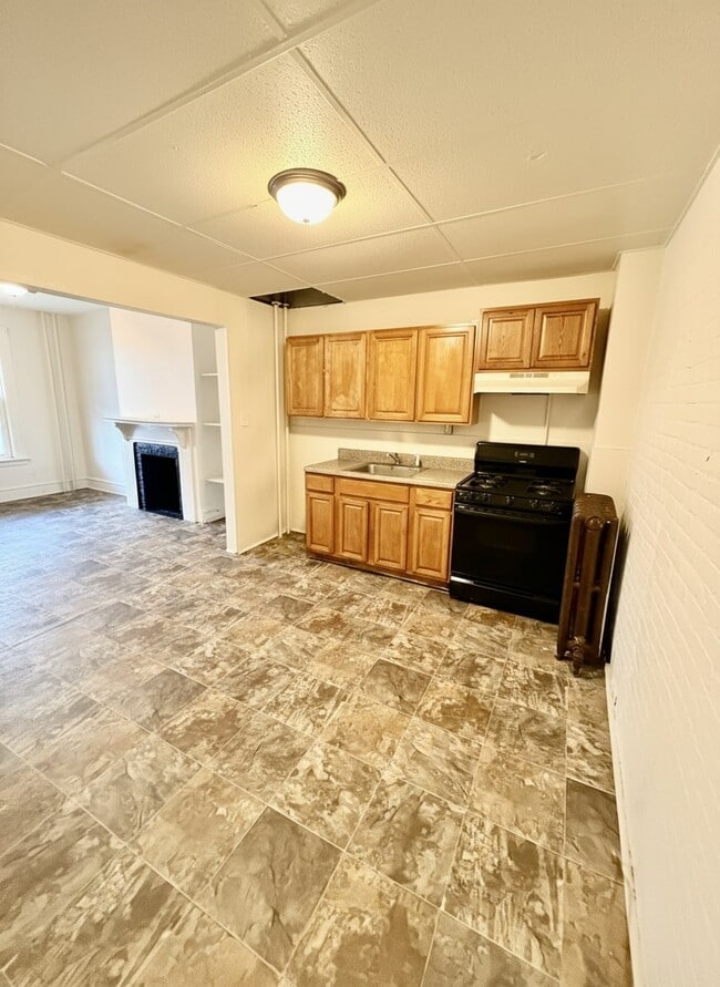 Photo - 630 E Thayer St Townhome