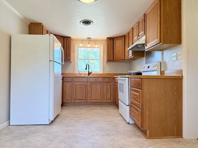Building Photo - **COMING SOON**Quiet Living with Convenient Access In Ellendale!