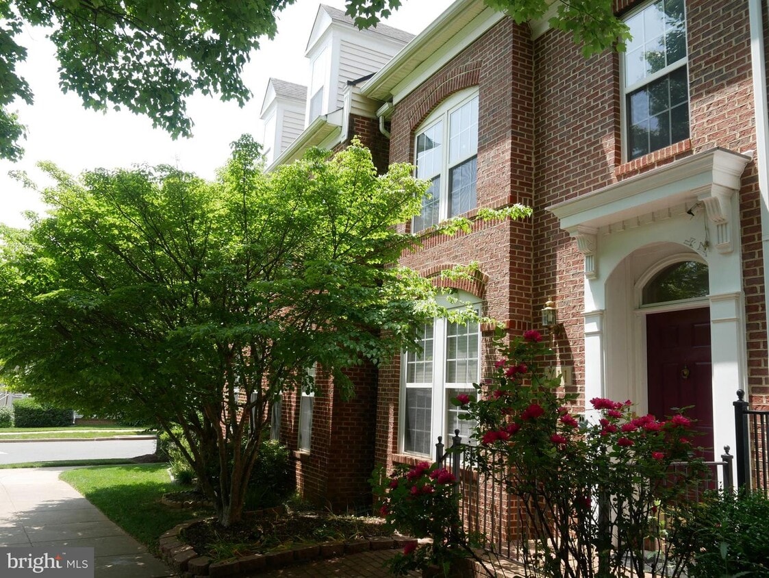 211 Watkins Pond Blvd, Rockville, MD 20850 Townhome Rentals in