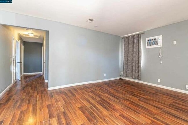 Foto del edificio - 301 W 5th St