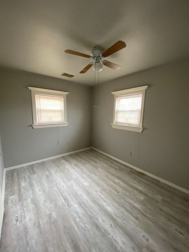 Building Photo - 3 Bed 1 Bath Now Available in east Lubbock