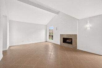 Building Photo - 8632 Maplecrest Dr