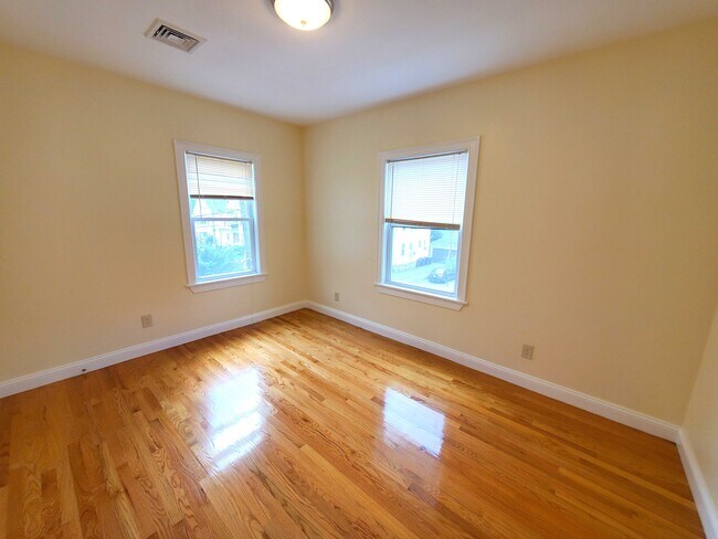 Building Photo - 159 Elm St