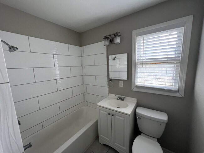 Building Photo - One Bed/One Bath Close to Woodlawn Lake Park