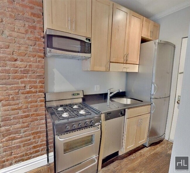 Foto del edificio - BEAUTIFUL SUN-KISSED NO-FEE 1 BED IN PRIME...