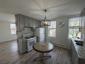 Building Photo - 114 Center St