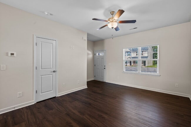 Foto del edificio - Charming 2-Bedroom, 2.5 Baths Townhouse in...