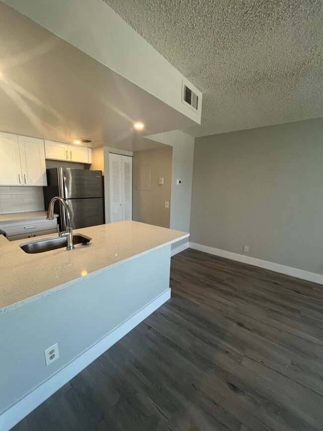 Building Photo - ONE BEDROOM ONE BATHROOM ! WITH W/D!!