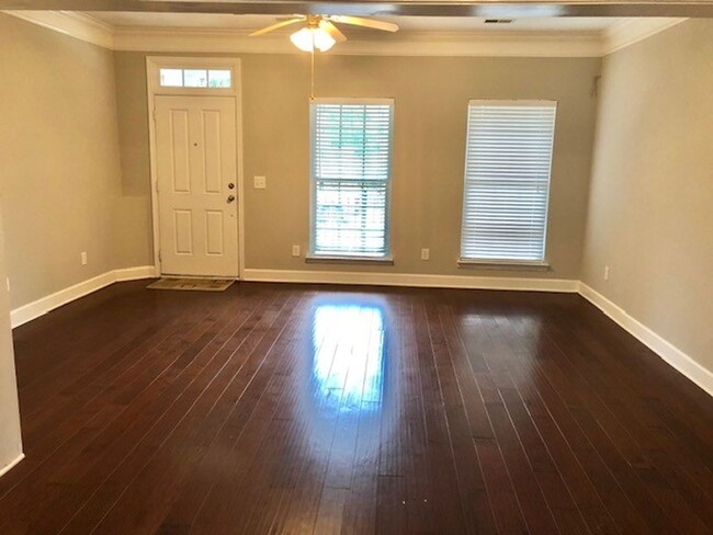 Building Photo - 2 Bedroom Townhouse w/ 2 Car Garage in Len...