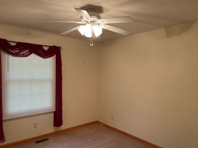 Building Photo - Move in Ready!!! 3 Bedroom 2 Bath Sherman!!