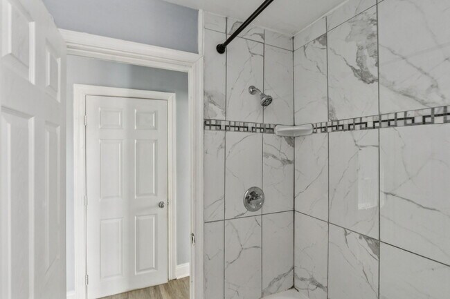 Baño completo - 2537 E Ann St