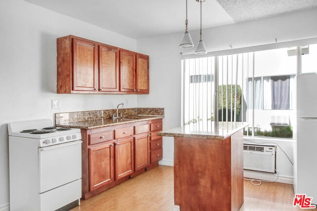 Foto del edificio - 817 N Hudson Ave