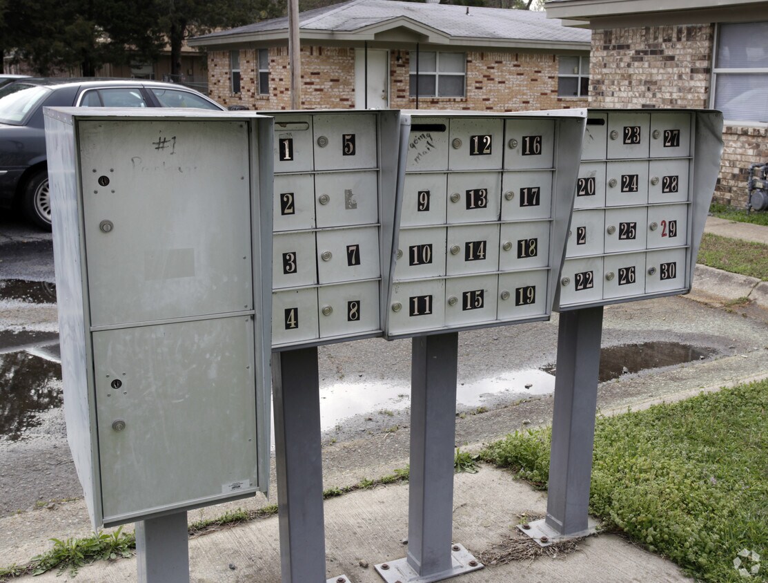 Foto del edificio - 1309-1320 Plummer Dr