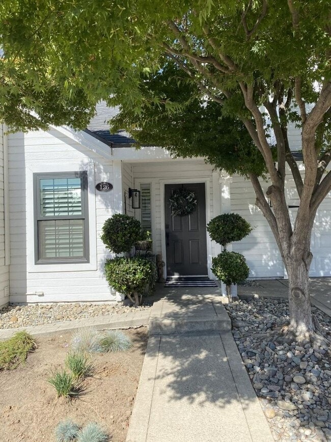 Building Photo - For Rent: Beautiful 3 Bed / 2.5 Bath Home ...