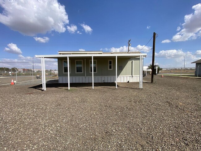 Foto del edificio - Cozy Home On Spacious Lot Available Now!