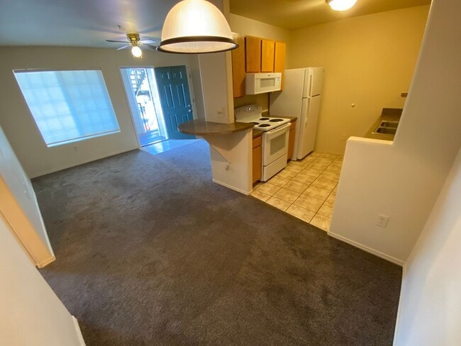 Building Photo - One Bedroom Condo with Mountain Views