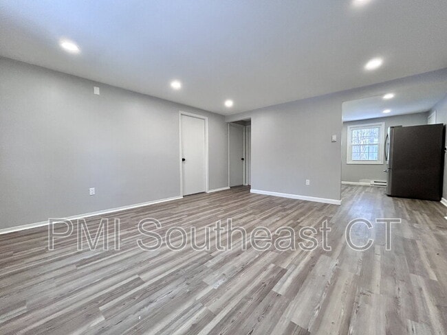 Foto del edificio - 120 Gallup Hill Rd