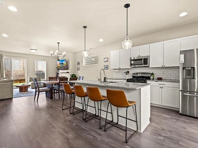 Foto del edificio - Modern Comfort Meets Convenience in Happy ...