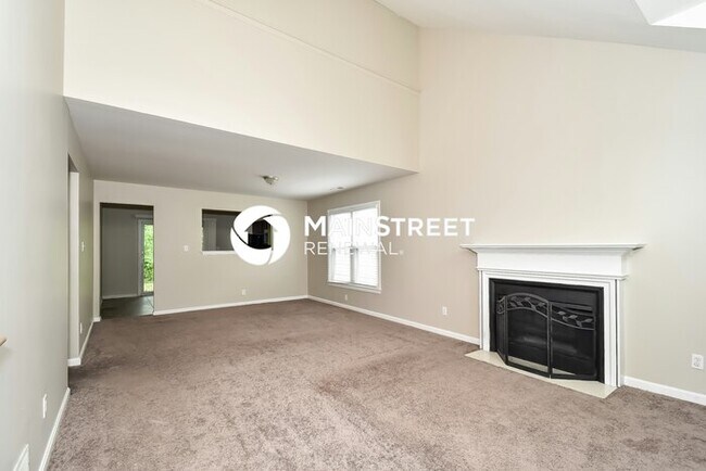 Building Photo - 2 Bedroom Pet-Friendly Home in Louisville, KY with Main Street Renewal
