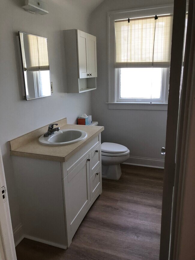 Bathroom - 115 Smith St