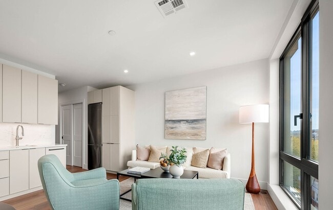 Building Photo - Luxury Building - Close to T - Pet Friendl...